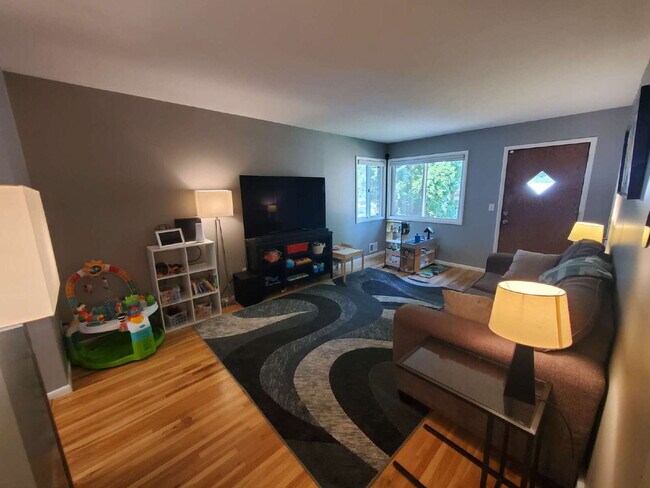 Building Photo - 4 bed 2 bath Comfortable and spacious single-family house, in NE Minneapolis