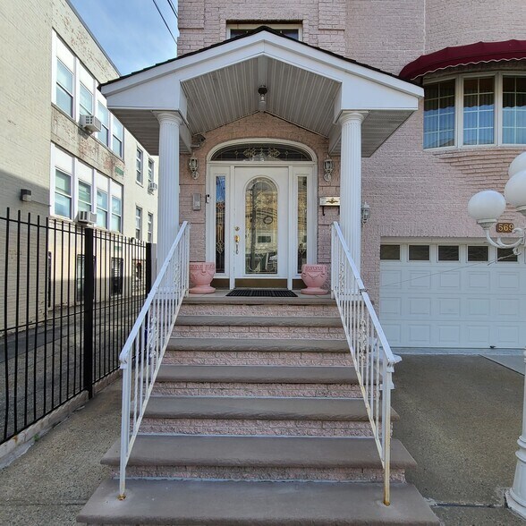 Building Photo - 569 55th St