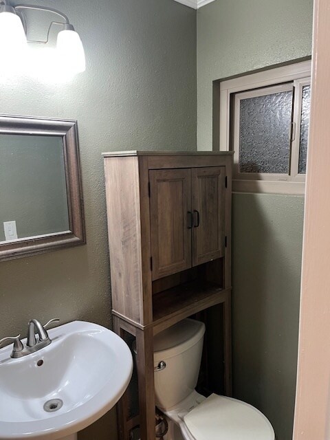 Building Photo - 814 E 6th St