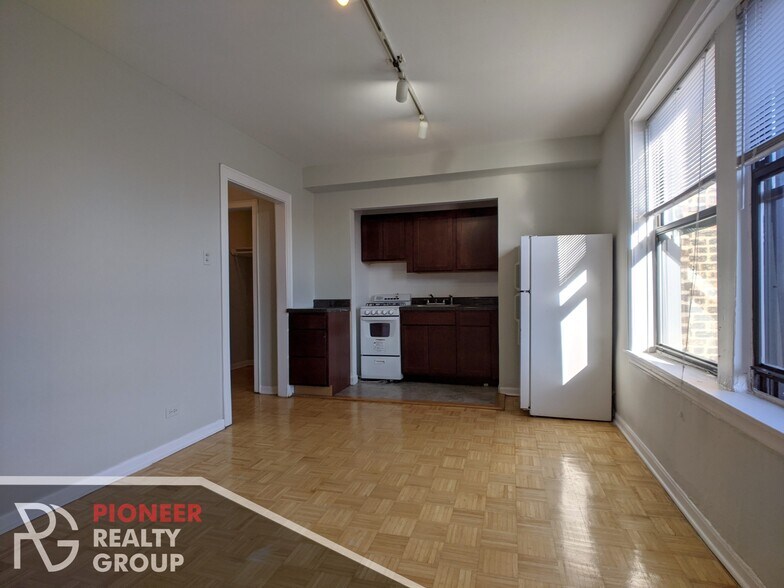 Building Photo - 739 W Belmont Ave