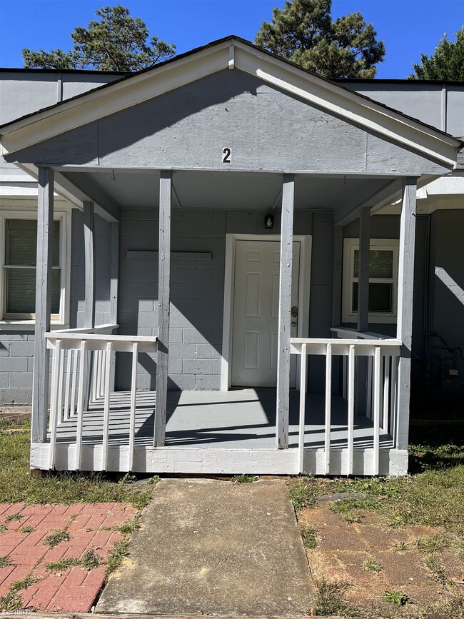 Building Photo - 2 br, 1 bath Triplex - 5121 Hamby Road 2