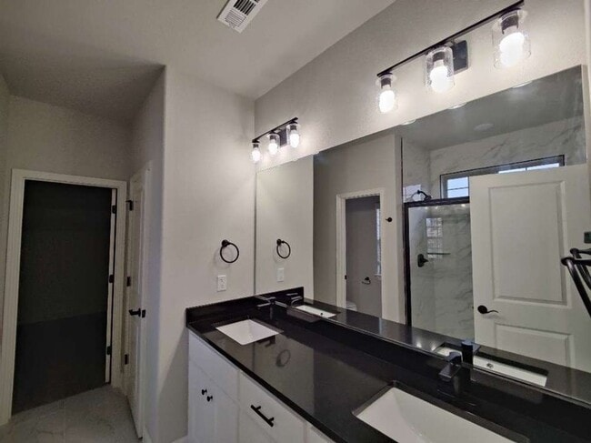 Building Photo - 19 Ventnor Cir