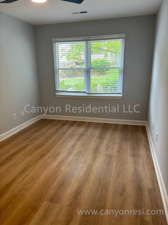 Building Photo - Stylish 3 Bed, 2 Bath Retreat: Modern Livi...