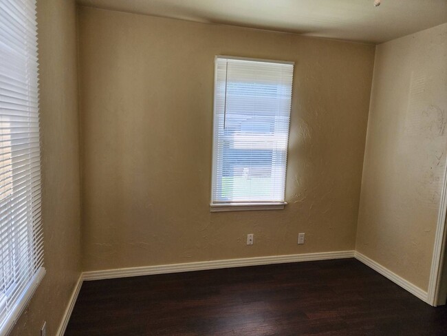 Building Photo - 5108 N Beaver Ave