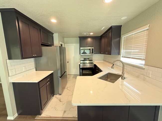 Building Photo - 1405 S Avery Dr