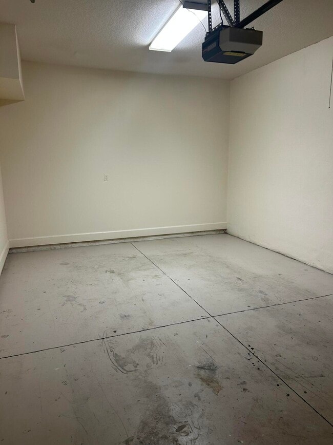 Building Photo - 1687 SE Pomeroy St