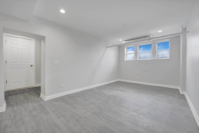 Building Photo - 4454 W Parker Ave