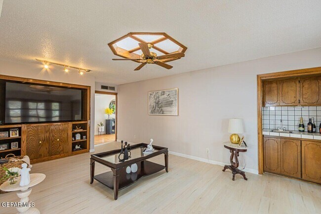 Building Photo - 2425 Anise Dr
