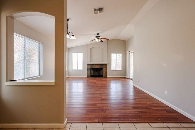 Building Photo - 3 Bed, 2 bath single level home in great C...