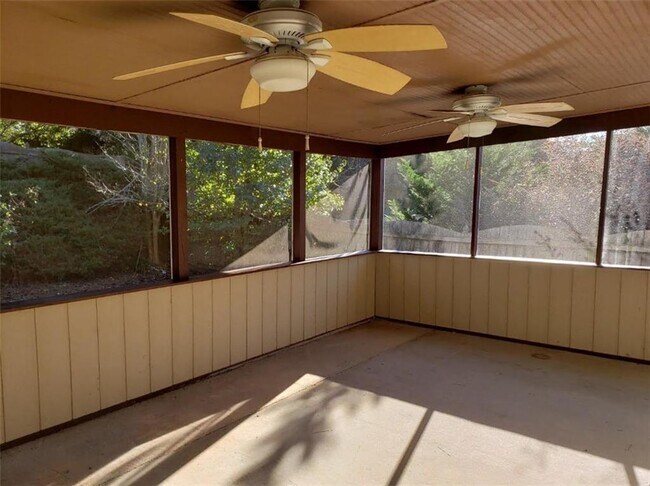 Building Photo - 2667 Leon Murphy Dr