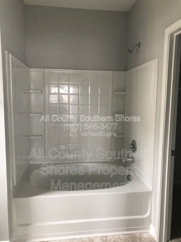 Building Photo - 877 Devon Estate Ave