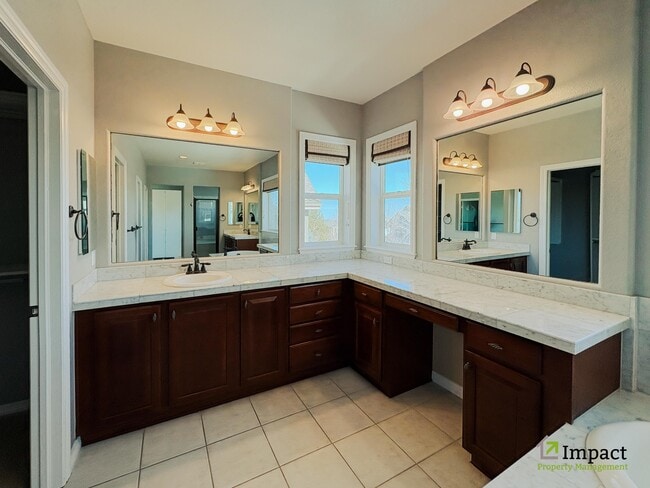 Building Photo - 10862 Glengate Cir