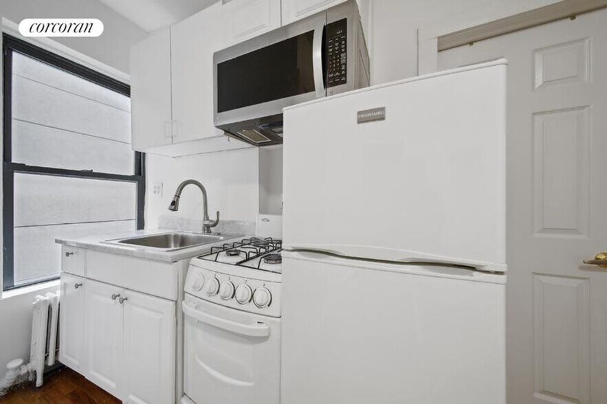 Building Photo - 242 E 10th St