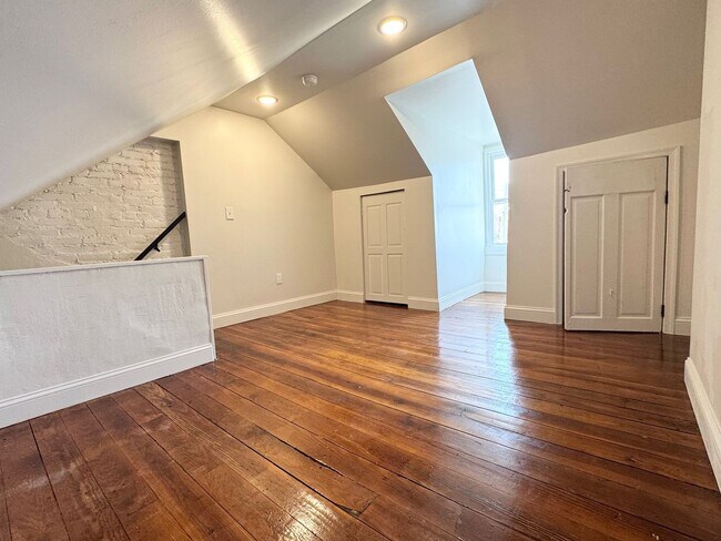 Building Photo - 3 Bedroom Semi-Detached Home