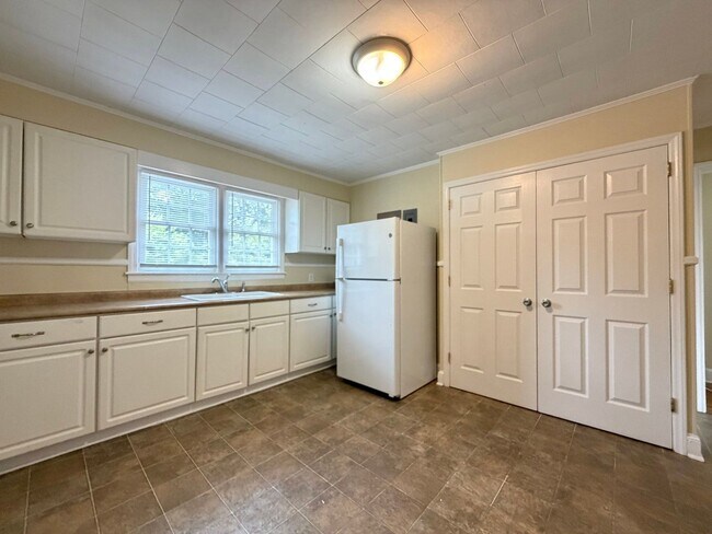 Building Photo - 452 Parkview Dr