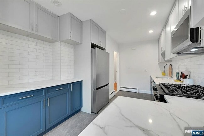 Building Photo - 158 Edgar St