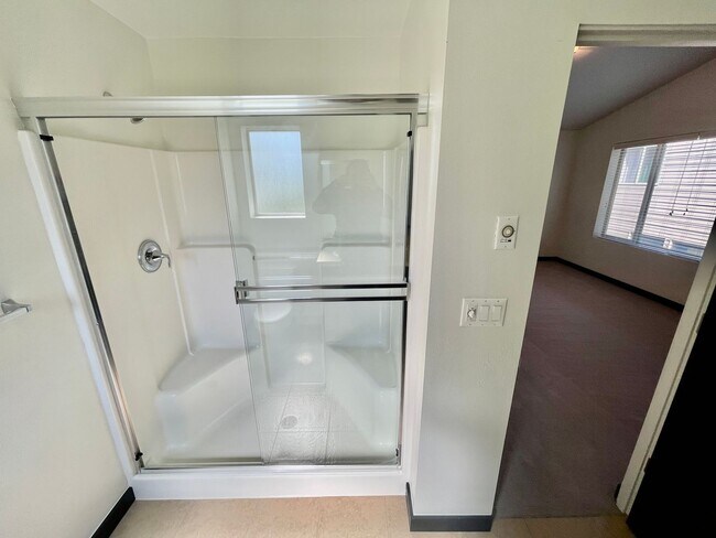 Building Photo - ** HALF MONTH'S FREE RENT **Modern 3bd/2.5...