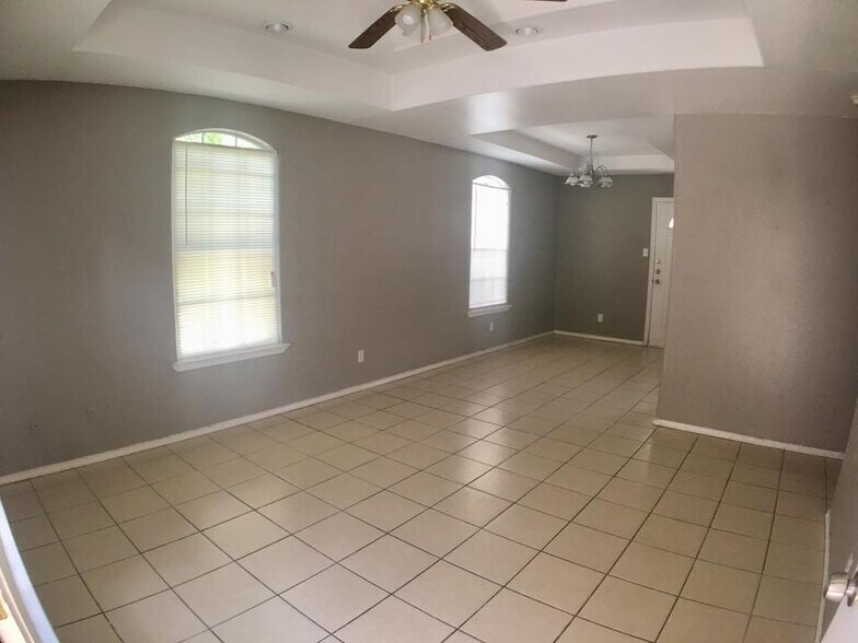 Building Photo - 1107 S Palm