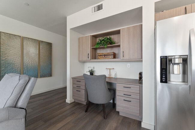 Building Photo - 2220 W Woodin Ave