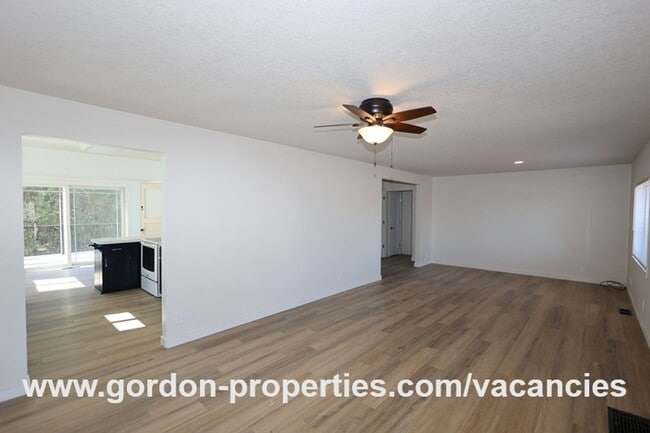 Building Photo - Saint Helens OR - upstairs flat 2 bedroom ...