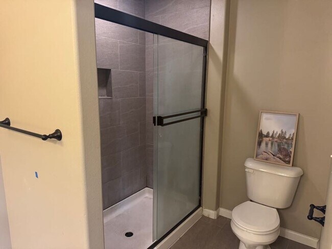 Building Photo - Spacious 3 Bedroom, 2.5 Bathroom Home in Prime Location