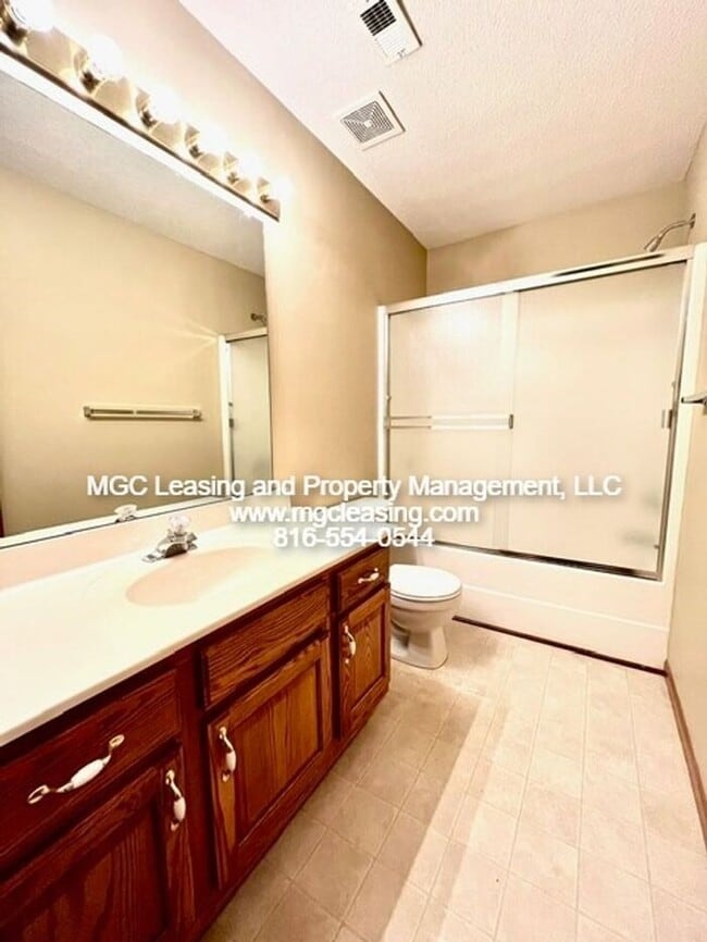 Building Photo - Updated Interior Townhome at Remington Village — Raymore, MO