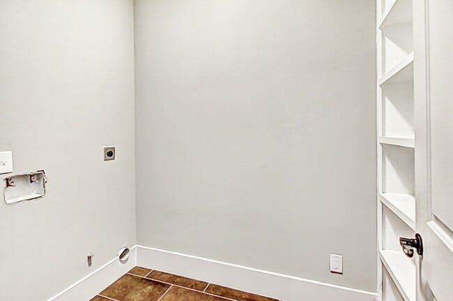 Building Photo - 4861 Benning Dr