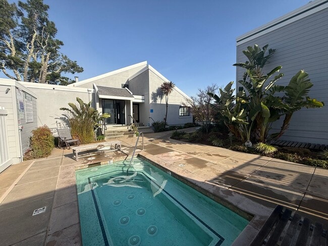 Building Photo - ONE BEDROOM ONE BATH UPDATED UPPER UNIT CONDO IN LARKSPUR ISLE