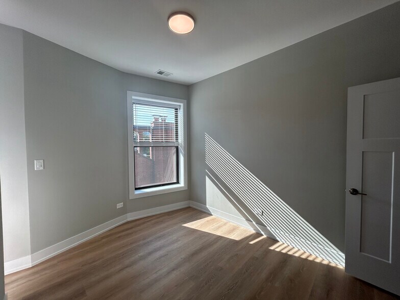 Building Photo - 423 W Belden Ave