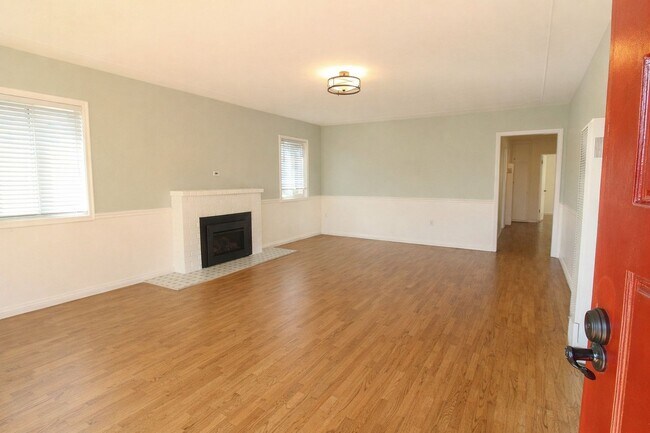 Building Photo - 3 Bedroom, 2 Bathroom Home w/ Large Backyard in Arroyo Grande