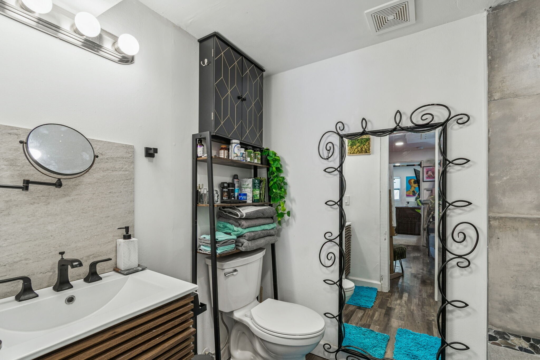 Building Photo - 1034 Queen St N