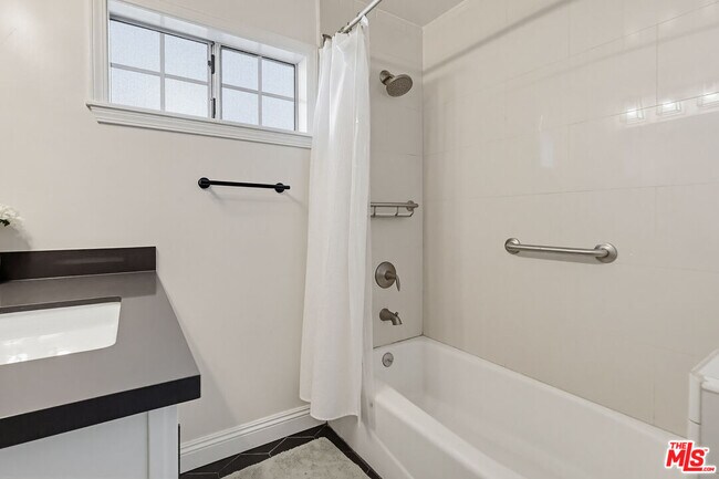 Building Photo - 9209 Paramount Blvd