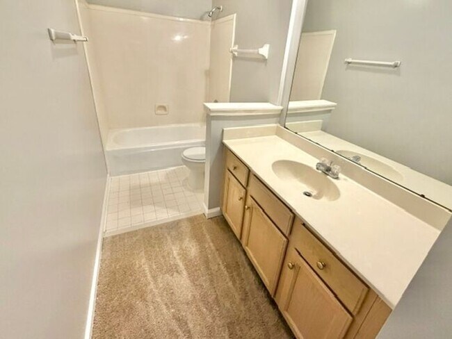 Building Photo - Spacious 4 bedroom with den available now in Cordova.