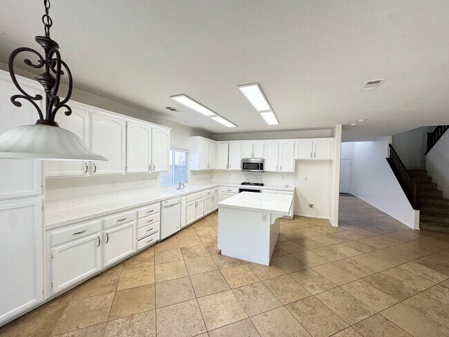 Building Photo - Spacious 6 bedroom home in West Palmdale