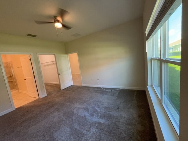 Building Photo - 1058 Quaker Rdg Ln