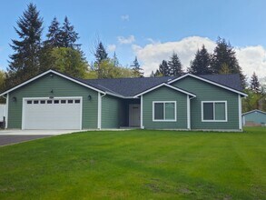 Building Photo - Spacious 4-bedroom Retreat