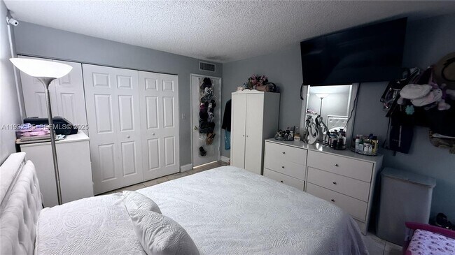 Building Photo - 8860 Fontainebleau Blvd