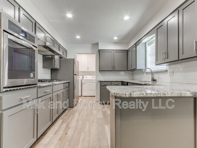 Building Photo - 3004 Kent Dr