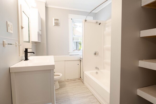 Building Photo - 408 W Illinois St