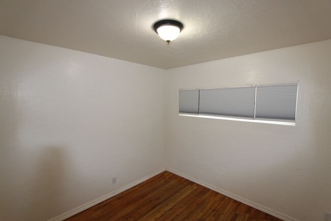 Building Photo - 4 bedroom Sunnyside Home