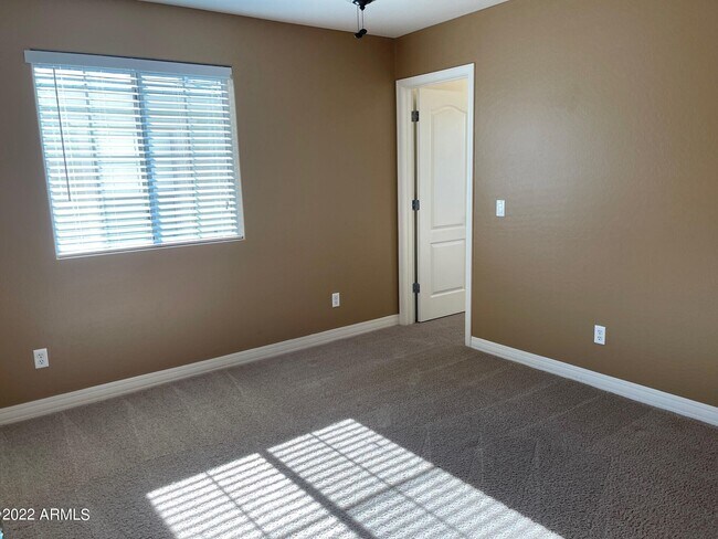 Building Photo - 3285 E Meadowview Dr