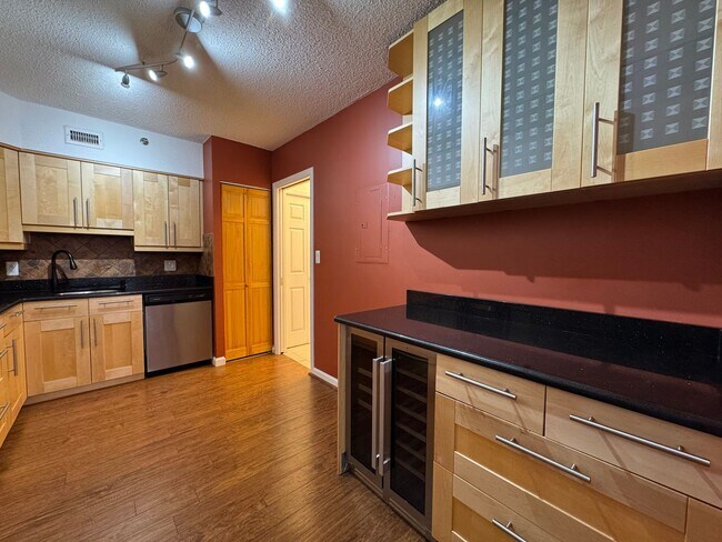Building Photo - Bright And Spacious 2 Bed 1.5 Bath Condo W...