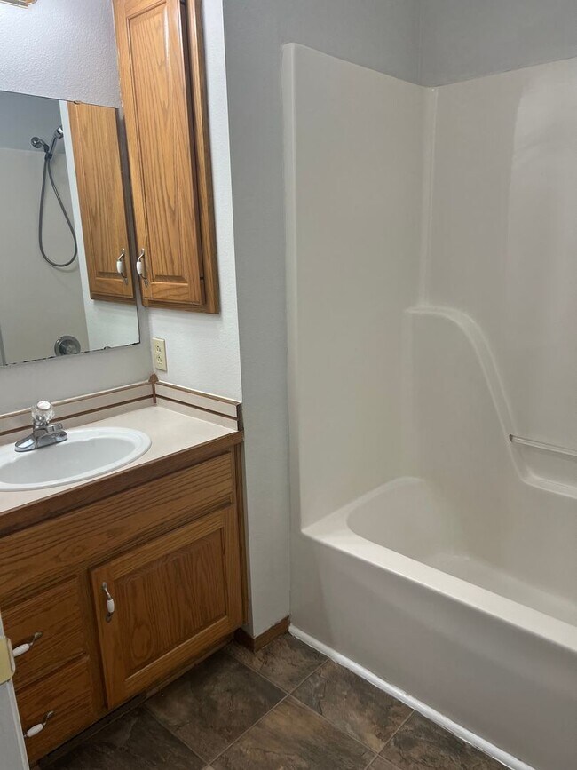 Building Photo - 3 Bedroom 2 bath Spacious Home in a quiet neighborhood!