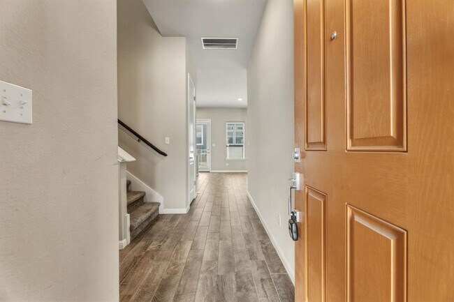 Building Photo - 1015 Vista View Dr