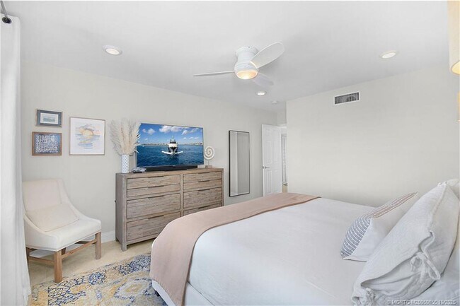 Building Photo - 1289 NE Ocean Blvd