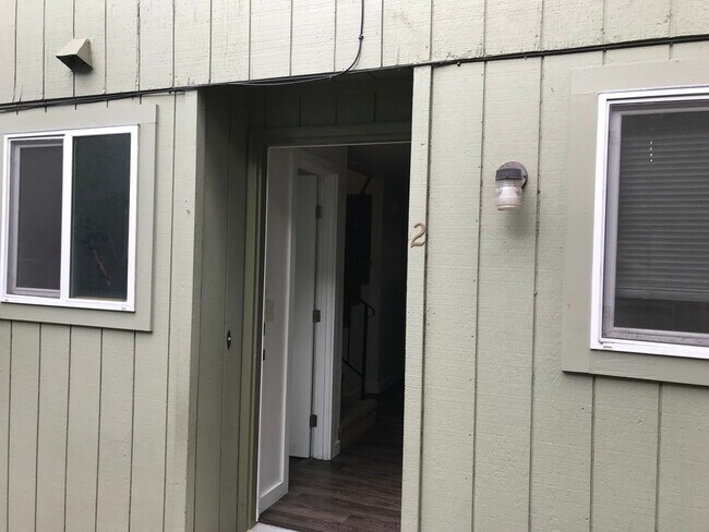 Building Photo - 2 bed 1.5 bath West Springfield Townhouse