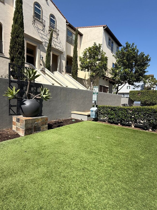 Building Photo - 2 Bedroom, 2.5 Bath Tri-level townhouse in Signal Hill
