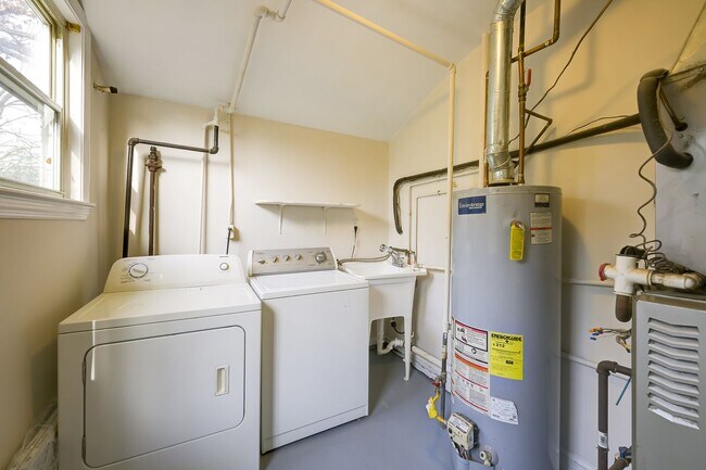 Building Photo - Charming 3BR Home with Fenced Backyard & Patio in Silver Spring