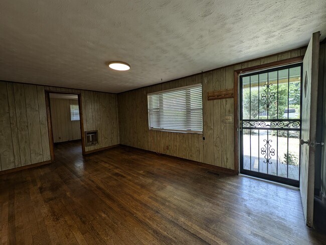 Building Photo - 210 Columbian Ave