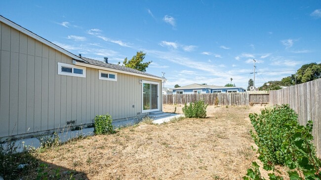 Building Photo - For Rent: Beautifully Updated 3-Bedroom Ho...